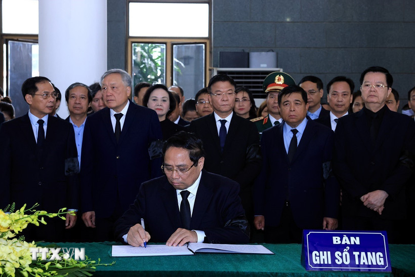 Thủ tướng Chính phủ Phạm Minh Chính viết sổ tang chia buồn cùng gia đình. (Ảnh: Tuấn Anh/TTXVN)