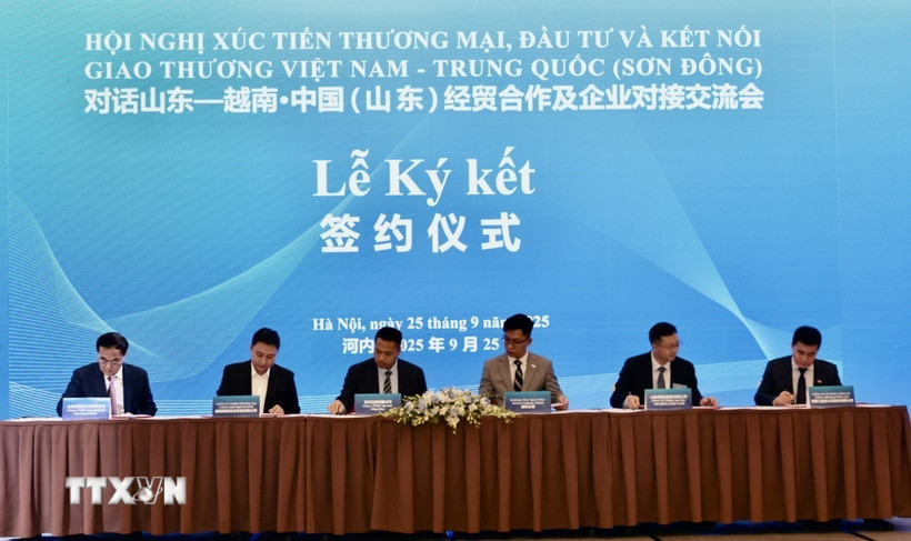 Các doanh nghiệp hai nước ký kết văn bản hợp tác. (Ảnh: Trần Việt/TTXVN)