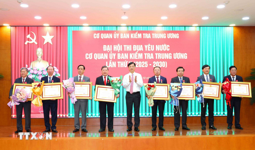 Đồng chí Nguyễn Duy Ngọc, Ủy viên Bộ Chính trị, Bí thư Trung ương Đảng, Chủ nhiệm Uỷ ban Kiểm tra Trung ương trao Huân chương Lao động các hạng Nhất, Nhì của Chủ tịch nước tặng các cá nhân có thành tích xuất sắc. (Ảnh: Phương Hoa/TTXVN)