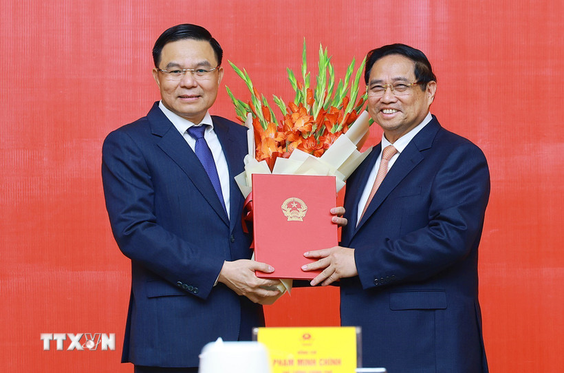 Thủ tướng Phạm Minh Chính trao Quyết định Quyền Bộ trưởng Bộ Công Thương cho ông Lê Mạnh Hùng. (Ảnh: Dương Giang/TTXVN)