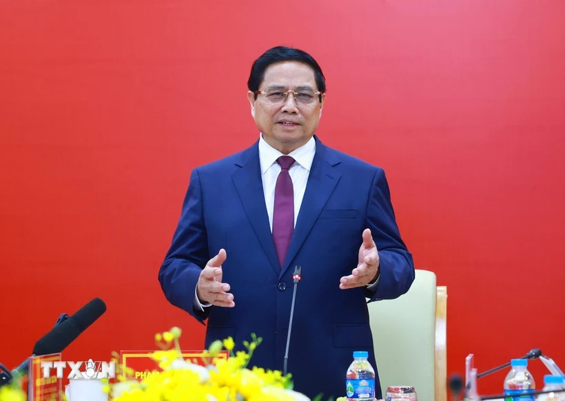 Thủ tướng Phạm Minh Chính làm việc với lãnh đạo Học viện Công nghệ Bưu chính Viễn thông. (Ảnh: Dương Giang/TTXVN)