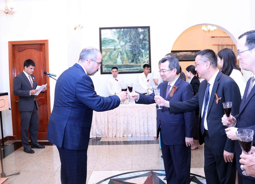 Ông Nguyễn Thanh Nghị, Phó Bí thư Thường trực Thành ủy Thành phố Hồ Chí Minh chúc mừng ông Timur Sirozevich Sadykov, Tổng lãnh sự Liên bang Nga tại Thành phố Hồ Chí Minh. (Ảnh: Xuân Khu/TTXVN)