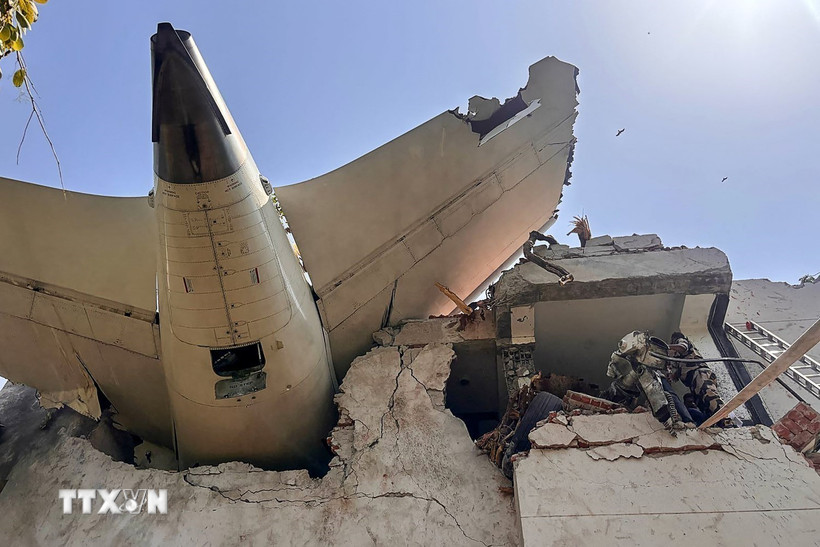 Hiện trường vụ tai nạn máy bay của Hãng hàng không Air India tại thành phố Ahmedabad, Ấn Độ ngày 12/6/2025. (Ảnh: REUTERS/TTXVN)