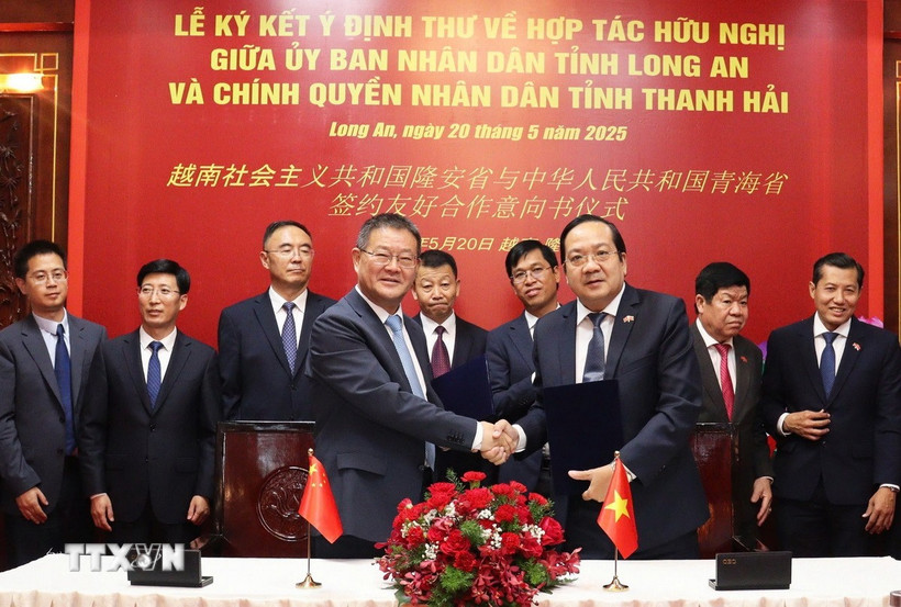 Phó Chủ tịch UBND tỉnh Long An Nguyễn Minh Lâm và Phó Tỉnh trưởng tỉnh Thanh Hải Liu Tao, ký Ý định thư. (Ảnh: Thanh Bình/TTXVN)