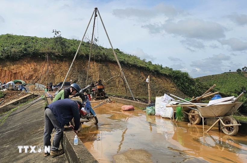 Sáng 10/11, đơn vị thi công bắt đầu tiến hành khoan phụt tại 51 vị trí để bơm bêtông, hóa chất chống thấm vào thân đập chính nhằm gia cố công trình hồ thuỷ lợi Cay An (xã Tà Năng, Lâm Đồng). (Ảnh: TTXVN phát)