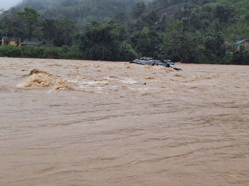 Chiếc xe container vượt ngầm tràn, tài xế bị lũ cuốn trôi mất tích. (Ảnh: TTXVN phát)