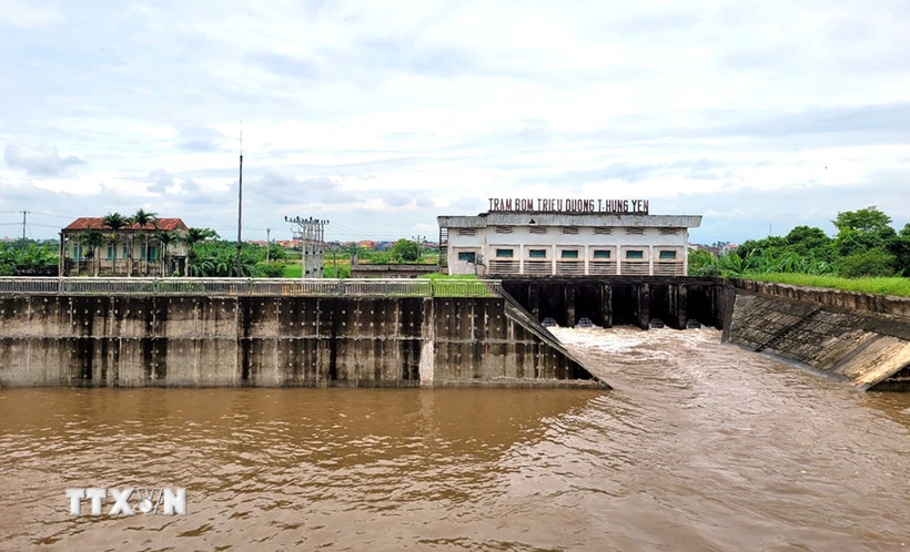 Trạm bơm Triều Dương, huyện Tiên Lữ, tỉnh Hưng Yên bơm tiêu thoát nước để chống úng, ngập. (Ảnh: TTXVN phát)