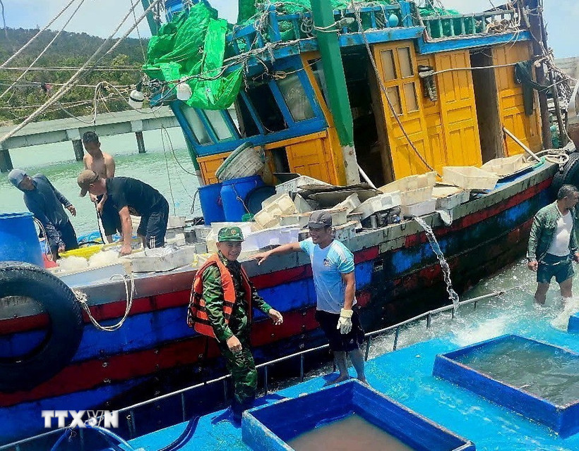 Tàu cá HP-90671-TS được lai dắt vào bờ sửa chữa và 6 ngư dân đều an toàn, sức khỏe ổn định. (Ảnh: TTXVN phát)