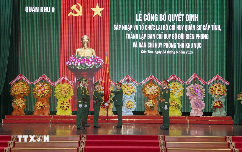 Đại tướng Nguyễn Tân Cương, Tổng Tham mưu trưởng Quân đội nhân dân Việt Nam, Thứ trưởng Bộ Quốc phòng trao Quân kỳ Quyết thắng cho các Bộ Chỉ huy Quân sự, các Ban Chỉ huy Bộ đội Biên phòng các tỉnh, thành phố. (Ảnh: TTXVN phát)