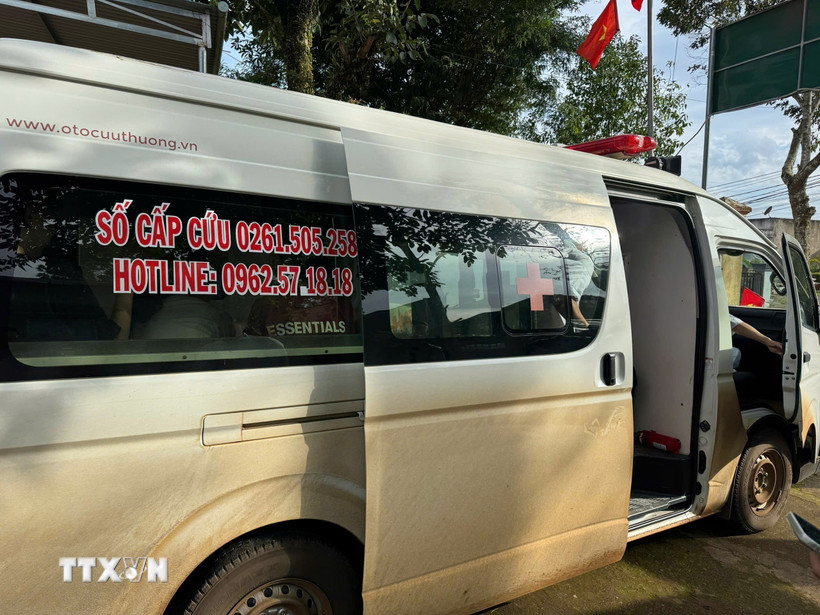 Xe cấp cứu chở các nạn nhân đến Trung tâm y tế địa phương. (Ảnh: TTXVN phát)