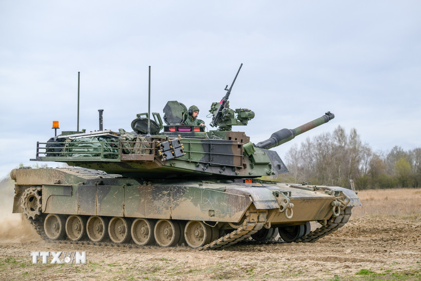 Binh sỹ Ba Lan tham gia buổi huấn luyện tại thao trường Biedrusko ngày 7/4/2025. (Ảnh: PAP/TTXVN)