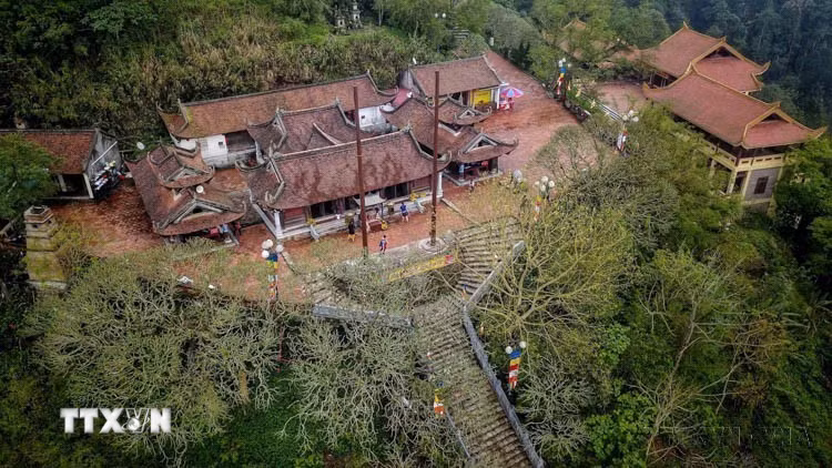 Chùa Hoa Yên thuộc Khu di tích lịch sử và danh thắng Yên Tử (Quảng Ninh). Chùa được dựng từ thời Lý và được tôn tạo nhiều lần trong lịch sử, lưng dựa vào núi trước mặt là 3 cây đại cổ thụ trên 700 năm tuổi (2021). (Ảnh: Thành Đạt/TTXVN)