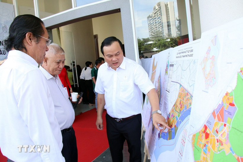 Các đại biểu tìm hiểu về các đồ án quy hoạch phân khu của thành phố Thủ Đức. )Ảnh: Tiến Lực/TTXVN)