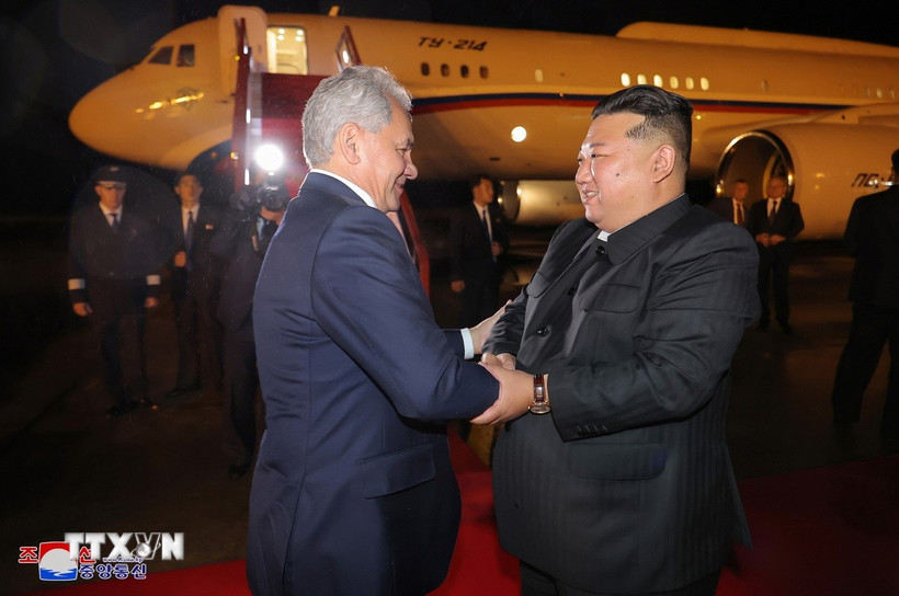 Thư ký Hội đồng An ninh Liên bang Nga Sergei Shoigu (trái) hội kiến Nhà lãnh đạo Triều Tiên Kim Jong-un tại Bình Nhưỡng, ngày 13/9/2024. (Ảnh: KCNA/TTXVN)