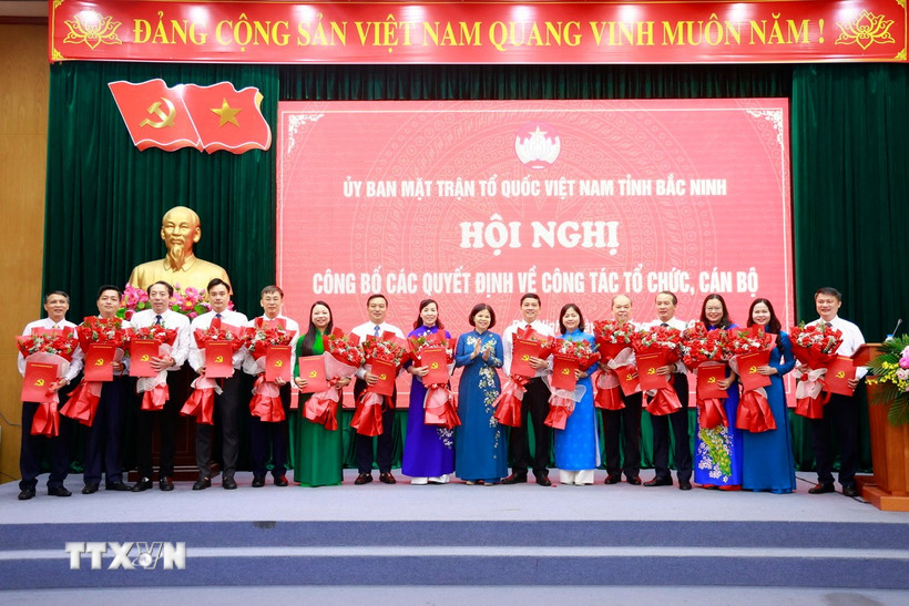 Phó Bí thư Tỉnh ủy Bắc Ninh Nguyễn Hương Giang tặng hoa chúc mừng Ban Chấp hành Đảng bộ Mặt trận Tổ quốc Việt Nam tỉnh Bắc Ninh. (Ảnh: Thanh Thương/TTXVN)
