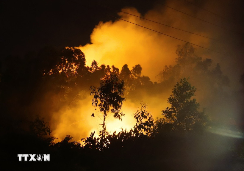 Hiện trường vụ cháy trên núi Bàn Cờ (xã Quỳnh Phú, Nghệ An) trong đêm 30/6. (Ảnh: Xuân Tiến/TTXVN)