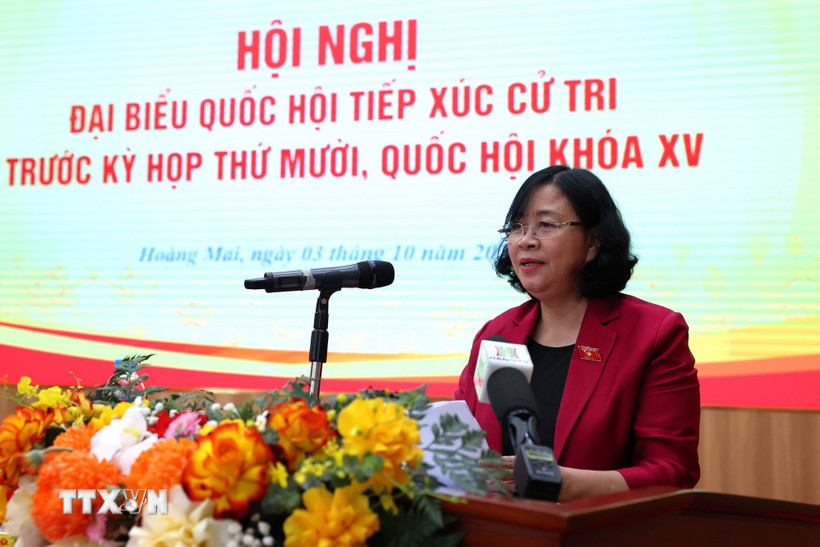 Bí thư Thành ủy, Trưởng Đoàn Đại biểu Quốc hội thành phố Hà Nội Bùi Thị Minh Hoài phát biểu tiếp thu kiến nghị của cử tri. (Ảnh: Tuyết Mai/TTXVN)