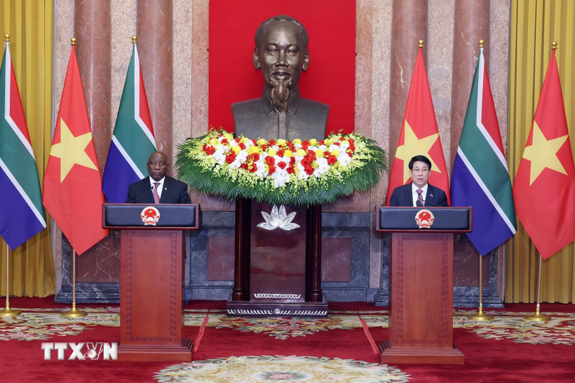 Chủ tịch nước Lương Cường và Tổng thống Nam Phi Matamela Cyril Ramaphosa gặp gỡ báo chí, thông báo về kết quả hội đàm giữa hai bên. (Ảnh: Lâm Khánh/TTXVN)