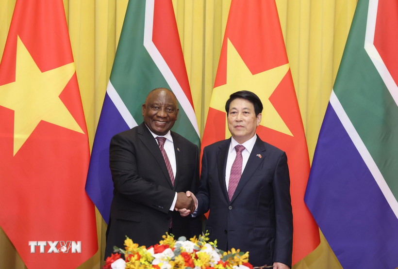 Chủ tịch nước Lương Cường và Tổng thống Nam Phi Matamela Cyril Ramaphosa chụp ảnh chung trước hội đàm. (Ảnh: Lâm Khánh/TTXVN)