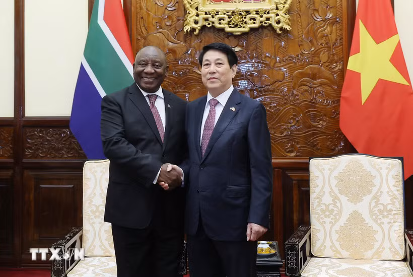 Chủ tịch nước Lương Cường và Tổng thống Nam Phi Matamela Cyril Ramaphosa gặp hẹp. (Ảnh: Lâm Khánh/TTXVN)