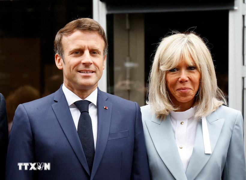 Tổng thống Pháp Emmanuel Macron cùng phu nhân Brigitte Macron. (Ảnh: AFP/TTXVN)