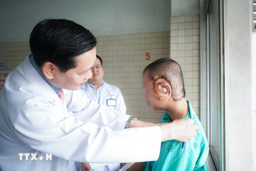 Bệnh nhân sau khi được phẫu thuật cắt bỏ khối u thần kinh khổng lồ nặng gần 1kg. (Ảnh: TTXVN phát)