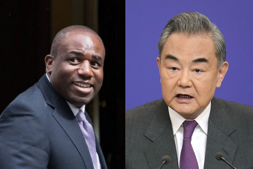 Ngoại trưởng Anh David Lammy và người đồng cấp Vương Nghị. (Ảnh: Getty Images-Kyodo/TTXVN)
