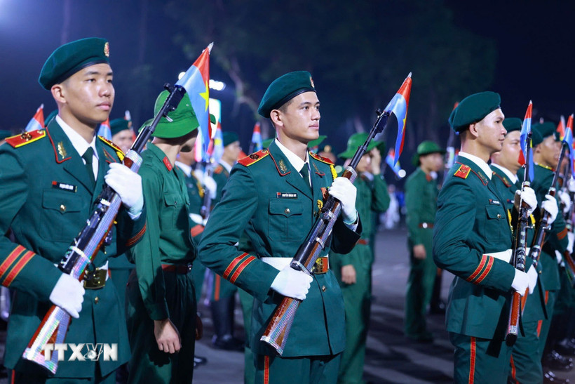 Các lực lượng lần lượt vào vị trí. (Ảnh: TTXVN)