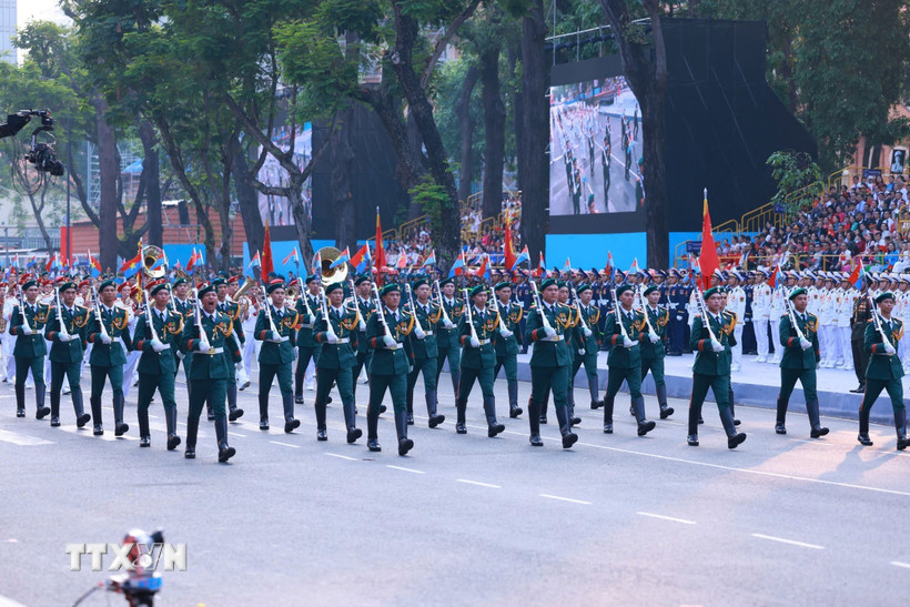 Màn súng kết hợp quân nhạc xếp hình nghệ thuật “Đất nước trọn niềm vui” do Đoàn Nghi lễ Quân đội, Trường Đại học Văn hoá Nghệ thuật Quân đội, Đoàn Văn công Quân khu 1, Đoàn văn công quân khu 3 , Đoàn văn công Quân khu 9 biểu diễn. (Ảnh: TTXVN)