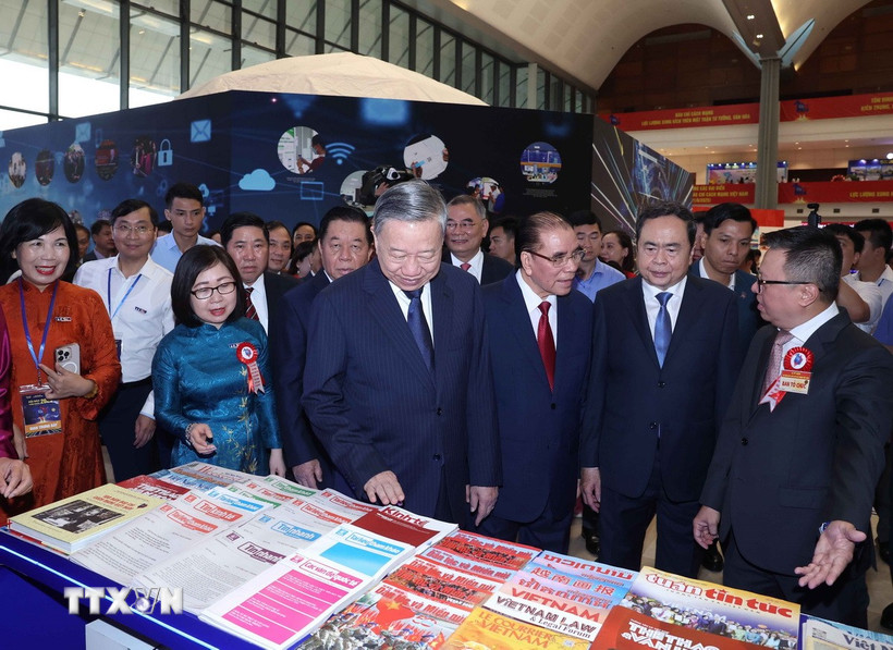 Tổng Bí thư Tô Lâm, các đồng chí lãnh đạo Đảng, Nhà nước và các đại biểu tham quan không gian trưng bày của TTXVN. (Ảnh: Thống Nhất/TTXVN)