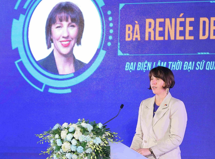 Đại biện lâm thời Đại sứ quán Australia tại Việt Nam Renée Deschamps phát biểu. (Ảnh: Hoàng Hiếu/TTXVN)