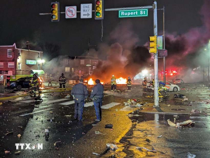 Lực lượng khẩn cấp được triển khai tại hiện trường máy bay cứu thương rơi ở Đông Bắc Philadelphia, Mỹ ngày 31/1/2025. (Ảnh: CBS News/TTXVN)