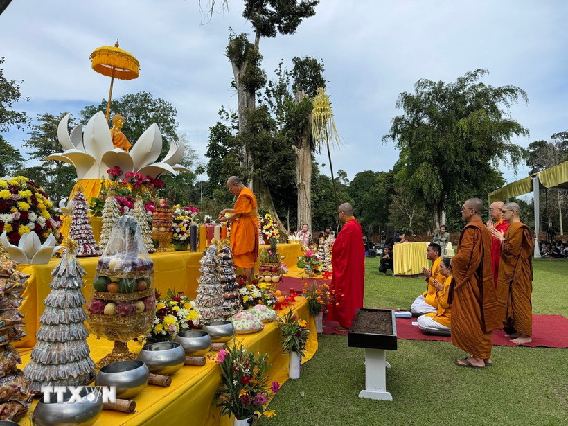Sư tăng thực hành các nghi thức truyền thống tại lễ Phật đản ở đền Kedaton, tỉnh Jambi, Indonesia. (Ảnh: Đỗ Quyên/TTXVN)