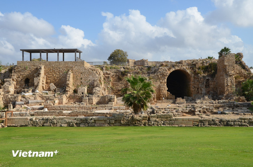 Bức tường thành và pháo đài, tạo nên vẻ ngoài kiên cố, trầm mặc của Cesarea. (Ảnh: Thanh Bình/Vietnam+)