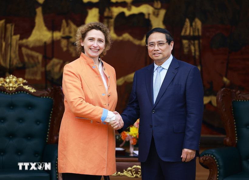 Thủ tướng Phạm Minh Chính tiếp bà Nicola Beer, Phó Chủ tịch Ngân hàng Đầu tư châu Âu (EIB). (Ảnh: Dương Giang/TTXVN)