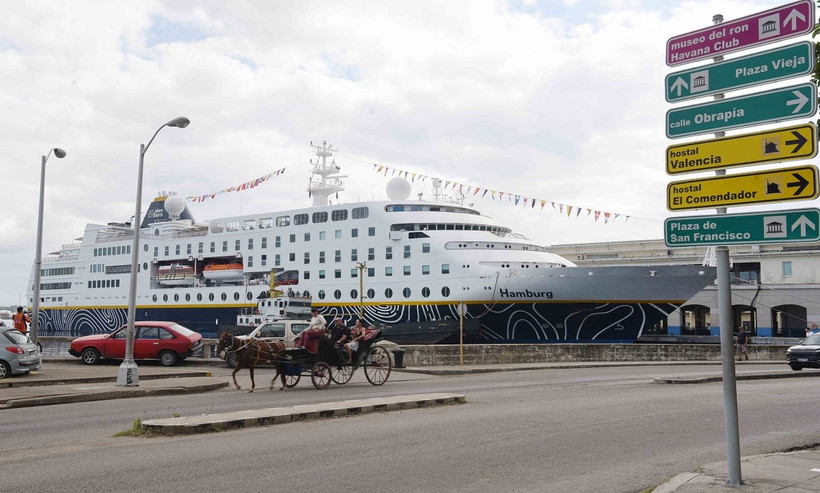 Du thuyền Hamburg tại cảng La Habana, Cuba.( Ảnh: Việt Hùng/TTXVN)