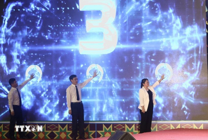 Lãnh đạo Sở Văn hóa, Thể thao và Du lịch Cao Bằng cùng lãnh đạo Cục Văn hóa, Truyền thông, Thể thao và Du lịch thành phố Bách Sắc (Quảng Tây, Trung Quốc) nhấn nút khai trương tuyến du lịch qua biên giới thành phố Cao Bằng – thành phố Bách Sắc. (Ảnh: Quốc Đạt/TTXVN)