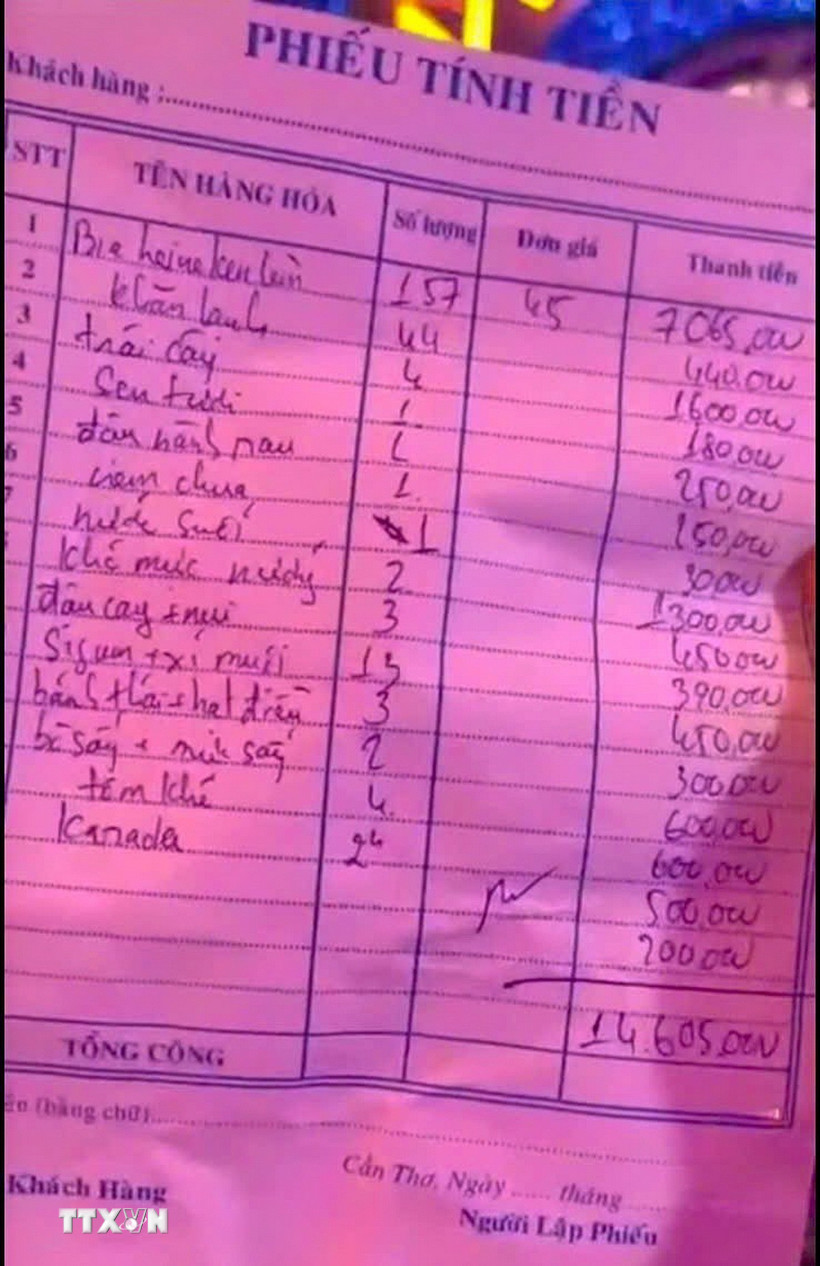 Phiếu tính tiền hơn 14 triệu đồng của quán karaoke T.C được khách hàng đăng lên mạng xã hội. (Ảnh: TTXVN phát)