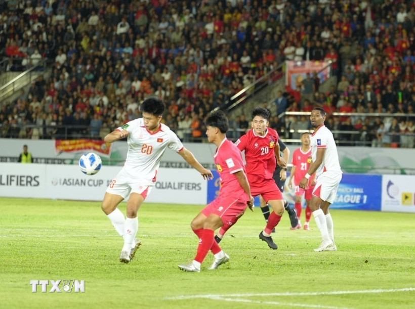 Pha xử lý bóng của cầu thủ đội tuyển Việt Nam trong vòng cấm địa đội tuyển Lào. (Ảnh: Đỗ Bá Thành/TTXVN)