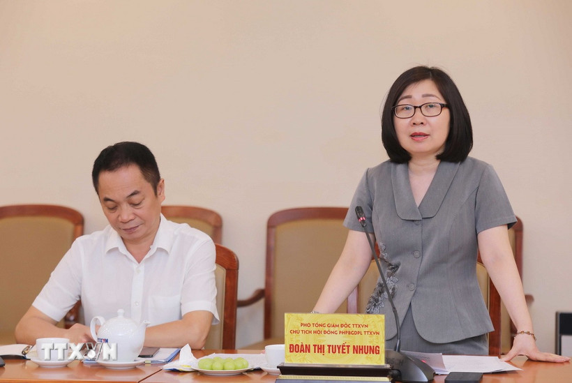 Bà Đoàn Thị Tuyết Nhung, Phó Tổng giám đốc TTXVN, Chủ tịch Hội đồng phối hợp phổ biến, giáo dục pháp luật TTXVN phát biểu tại buổi làm việc. (Ảnh: Thành Phương/TTXVN)