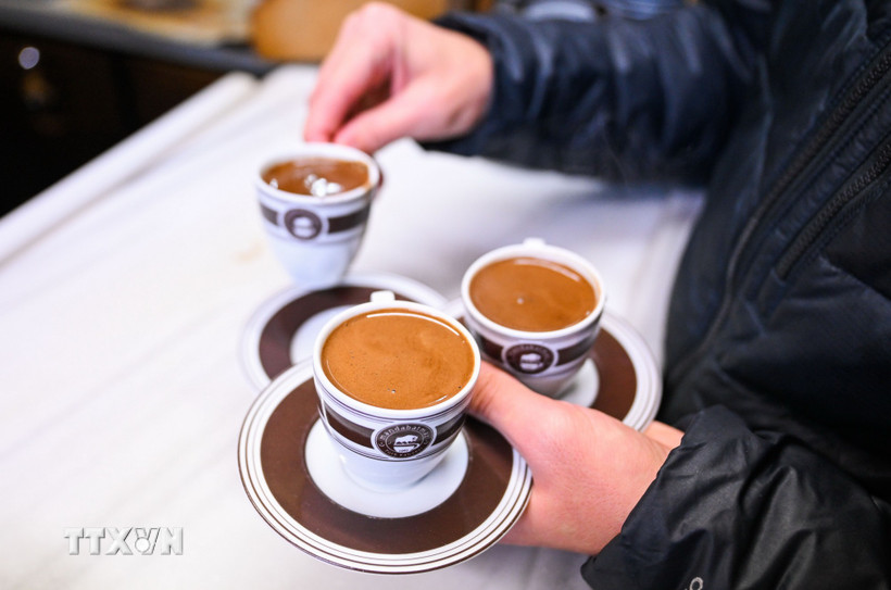 Người dân pha càphê tại Istanbul, Thổ Nhĩ Kỳ, ngày 5/12/2024. (Ảnh: THX/TTXVN)