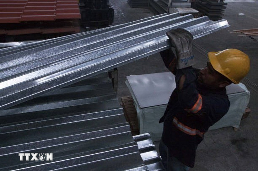 Công nhân làm việc tại nhà máy phân phối thép ở Monterrey, Mexico. (Ảnh: Getty Images/TTXVN)