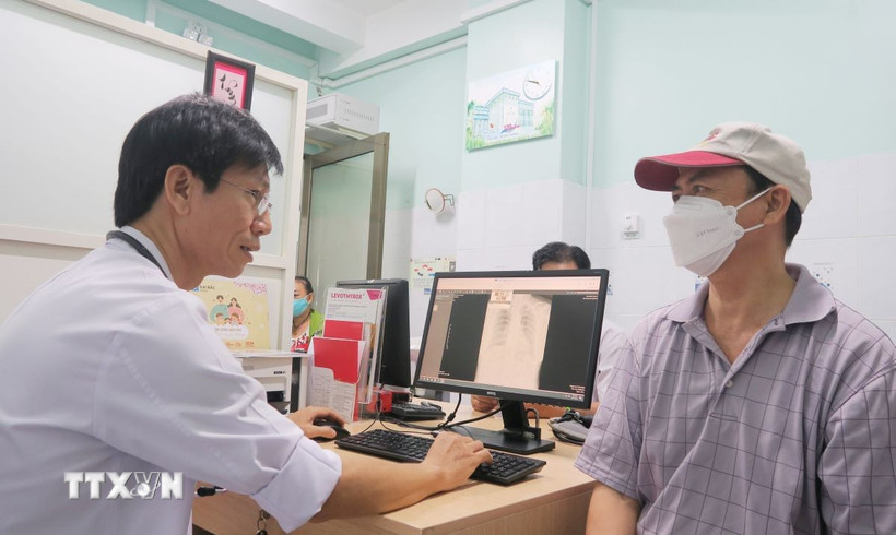 Bệnh viện chụp ảnh bệnh nhân khám bảo hiểm y tế: Nhiều ý kiến trái chiều Khám chữa bệnh tại Bệnh viện Nguyễn Tri Phương Thành phố Hồ Chí Minh. (Ảnh: Đinh Hằng/TTXVN)