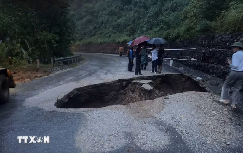 Hố sụt lún có diện tích ước tính khoảng 50m2, độ sâu 8-10m, phần mặt đường còn lại chỉ vẻn vẹn 1,5m. (Ảnh: TTXVN phát)