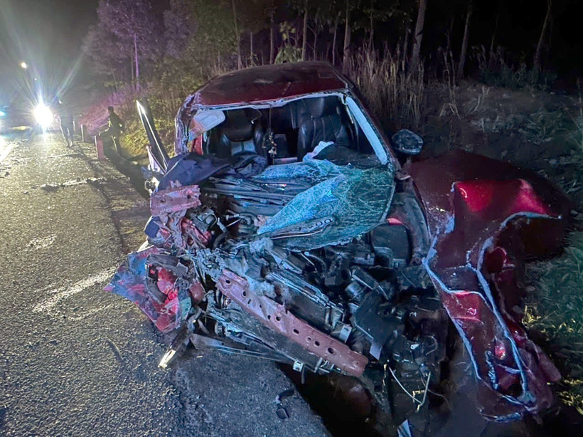 Xe ôtô con biến dạng sau va chạm. (Ảnh: TTXVN phát)