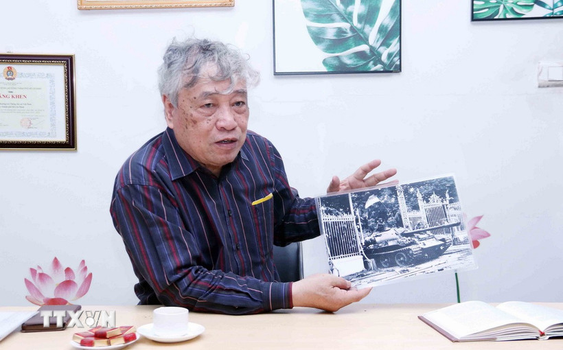Nhà báo Trần Mai Hưởng, nguyên Tổng Giám đốc Thông tấn xã Việt Nam, chia sẻ về bức hình “Xe tăng quân giải phóng tiến vào Dinh Độc lập trưa 30/4/1975”. (Ảnh: Xuân Khu/TTXVN)