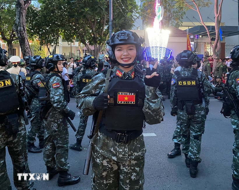 Chiến sỹ Nguyễn Ngọc Linh Đan thuộc Khối Nữ cảnh sát cơ động. (Ảnh: Hồng Giang/TTXVN)
