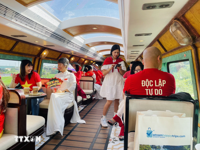 Thành viên đoàn khảo sát hào hứng với sản phẩm dịch vụ du lịch mới. (Ảnh: Tuyết Mai/TTXVN)