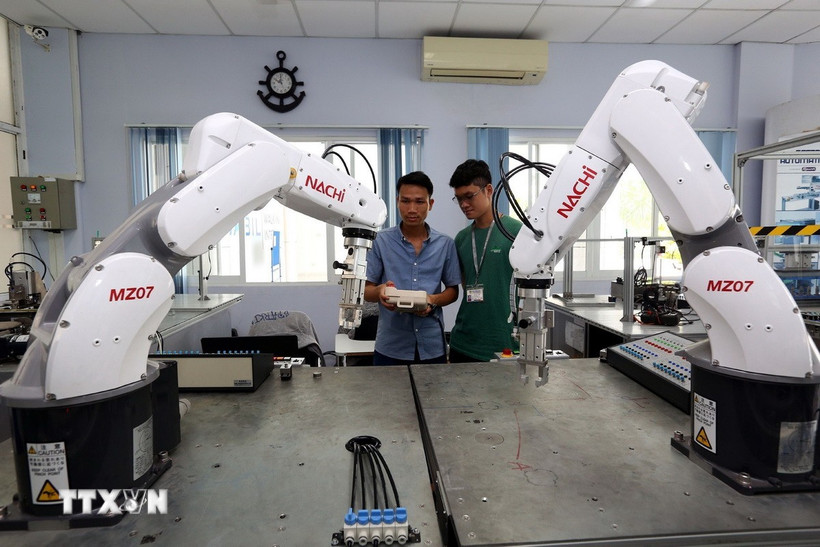 Các học viên thực hành lập trình và vận hành Robot tại Trung tâm Đào tạo khu công nghệ cao thành phố Hồ Chí Minh. Trung tâm hợp tác với các doanh nghiệp công nghệ cao, các trường đại học cao đẳng mở lớp bồi dưỡng đào tạo kỹ sư về các chuyên đề công nghệ cao. (Ảnh: Danh Lam/TTXVN)