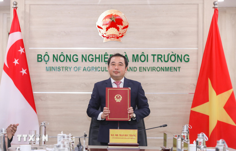 Quyền Bộ trưởng Bộ Nông nghiệp và Môi trường Trần Đức Thắng thay mặt Chính phủ Việt Nam ký kết Thỏa thuận thực hiện theo Điều 6 của Thỏa thuận Paris về biến đổi khí hậu theo hình thức trực tuyến. (Ảnh: Phan Phương/TTXVN)